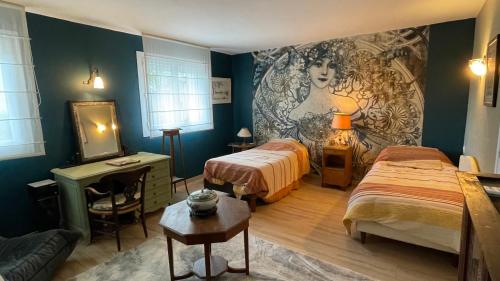 un salon avec deux lits et un canapé dans l'établissement les Marronniers, à Vichy