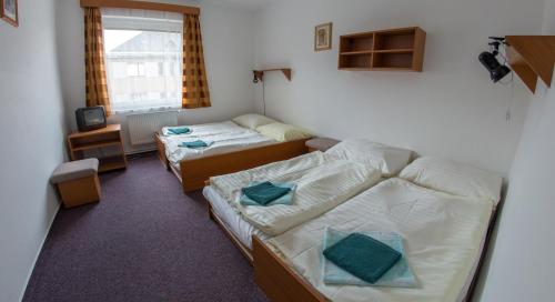 Ein Bett oder Betten in einem Zimmer der Unterkunft Sportovní Centrum Semily