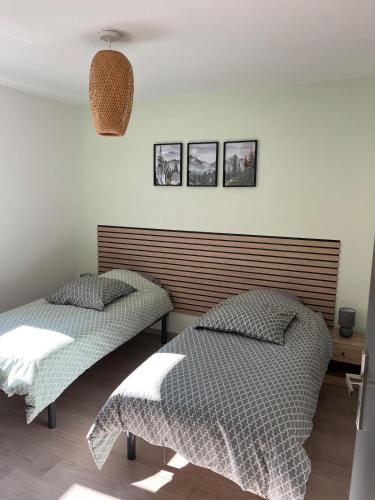 - 2 lits jumeaux dans une chambre avec une tête de lit dans l'établissement Le Lorain cozy avec terrasse, à Épinal