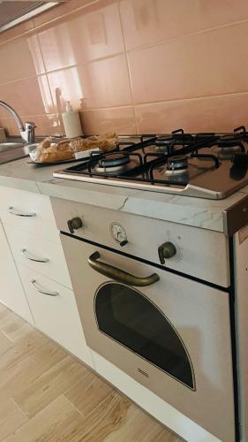 a white stove top oven in a kitchen at Gevihome in Capua