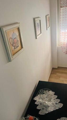 a room with a table and a painting on the wall at Gevihome in Capua