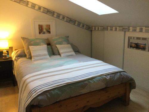 une chambre avec un grand lit dans une pièce dans l'établissement 1 chambre 1 cuisine & salle d'eau privées avec piscine et jacuzzi, à Eyragues