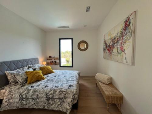 une chambre avec un grand lit et une fenêtre dans l'établissement Villa Les Jasmins - Le Cannet-Vallauris - Modern with AC, ideal for fun and work, à Vallauris