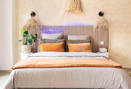 une chambre avec un grand lit avec une tête de lit en bois dans l'établissement Instant Douceur Suite Jacuzzi, à Saintry-sur-Seine