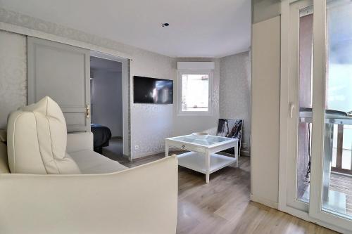 un salon blanc avec un canapé et une table dans l'établissement Superbe 3 ch avec ascenseur parking hyper centre Trouville, à Trouville-sur-Mer