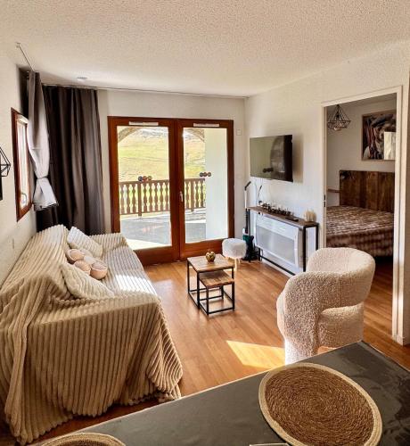 un salon avec un canapé et une table dans l'établissement Ski, confort famille, appartement Cosy, Vue montagne,piscine,parking, à Bagnères-de-Bigorre