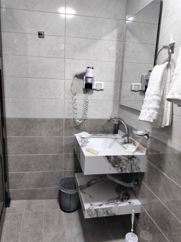 Bilik mandi di Petra Rocks Hotel