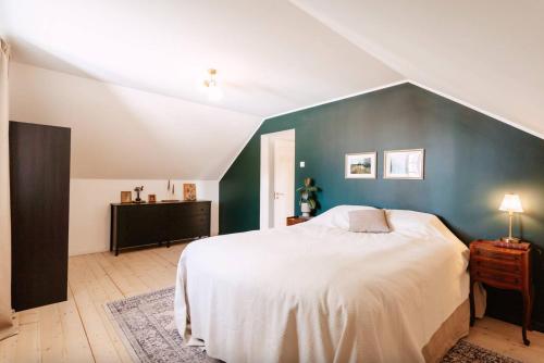 Postel nebo postele na pokoji v ubytování Majestic Manor Gardens An Elegant Private Retreat