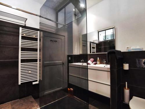 une salle de bain avec un lavabo et un miroir dans l'établissement L'Aixcapade, à Aix-en-Provence