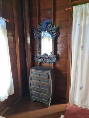 a mirror on top of a dresser in a room at Huen Tip Viman in Ban Nong Ho