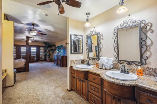 Gambar di galeri bagi Las Casas Enterprise di Mojave City