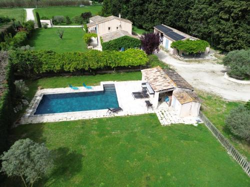 - une vue aérienne sur une cour avec une piscine dans l'établissement Luboregard, à Cheval-Blanc