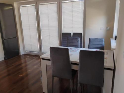 a dining room with a table and chairs in a room at Poza Zasięgiem in Janów Podlaski