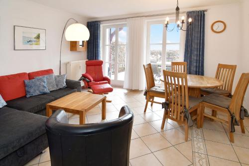 una sala de estar con un sofá y una mesa en Vineta-App-02, en Heringsdorf