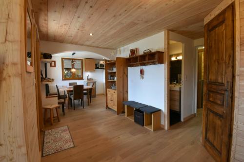Kuchyň nebo kuchyňský kout v ubytování CHALET SERRE CHEVALIER AVEC VUE EXCEPTIONNELLE
