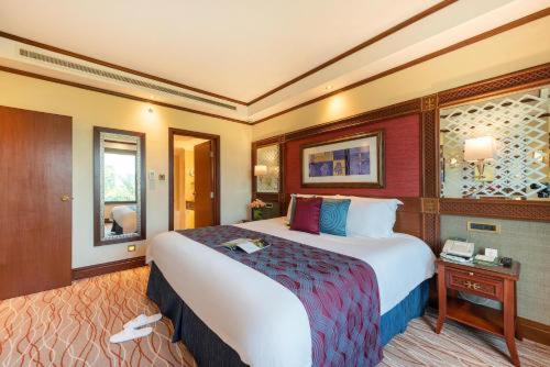 a bedroom with a large bed in a hotel room at Hotel Gross inn Near Delhi Airport in New Delhi