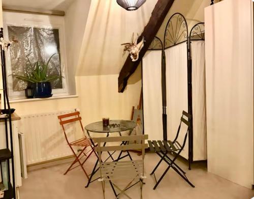 une salle à manger avec une table et des chaises en verre dans l'établissement L Arche Belle chambre privée après escapades au Mt st Michel et à St Malo, à Lanrigan