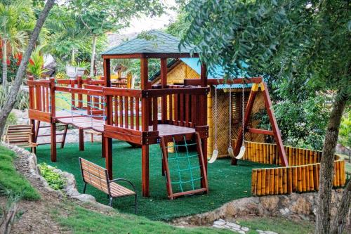 Kawasan permainan kanak-kanak di Nativa Bambu Ecolodge