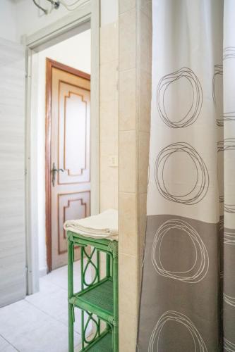 a room with a table and a green stool at Casa L'Iris in Villasimius