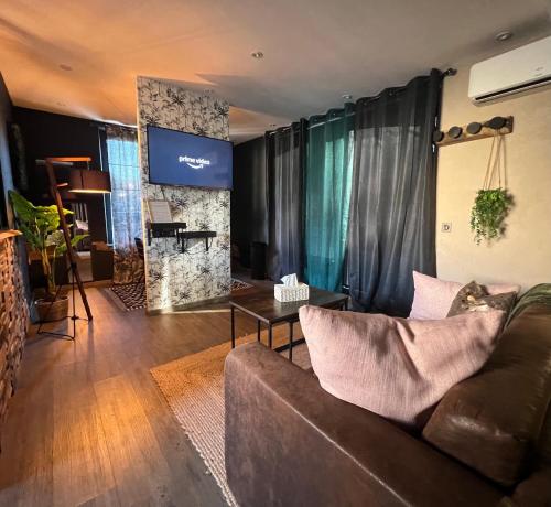 Logement entier, Studio L&M, au centre ville de Sarlat, avec parking privé et à 5min de la cité médiévale