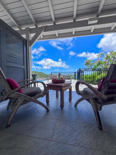 Un balcón o terraza de Ti Bay - Vue Mer spectaculaire & Piscine à débordement