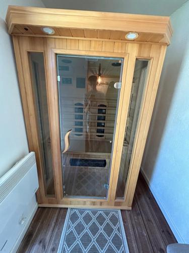 a glass door in the corner of a room at Détente à Lorgues avec piscine privée in Lorgues