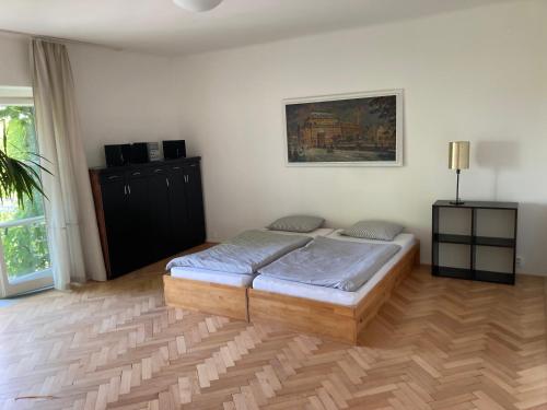 プラハにあるApartment Hanspaulkaのベッドと壁に絵が飾られた寝室