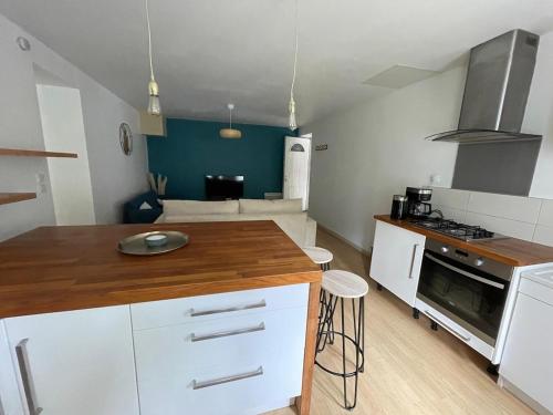 une cuisine avec des armoires blanches et un comptoir dans l'établissement Appartement moderne & pittoresques, à Caen