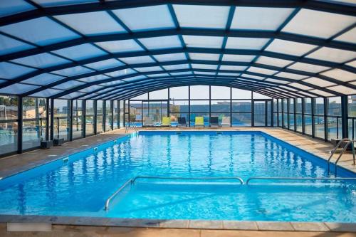 une grande piscine avec une grande quantité d'eau bleue dans l'établissement Marseillan Pomérols loue cottage, à Pomérols