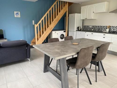 une cuisine et une salle à manger avec une table et des chaises dans l'établissement Domaine d'Annégré, à Brem-sur-Mer