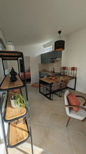 un salon avec une table et une salle à manger dans l'établissement Appartement avec terrasse et balcon, à Bouzel