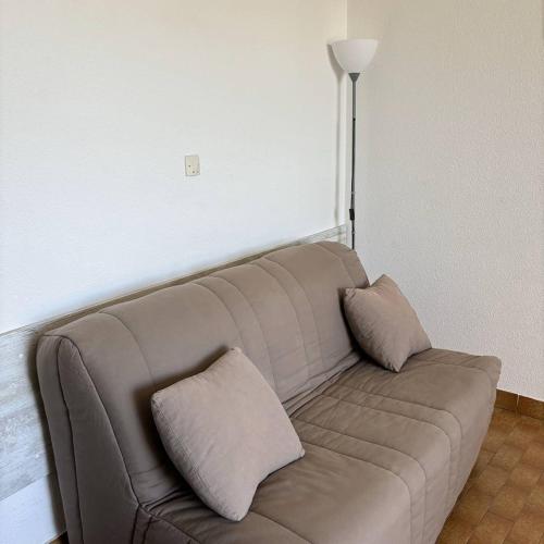 un canapé brun dans une pièce avec lampe dans l'établissement Studio Héliopolis AB 242 - 4 personnes, au Cap d'Agde