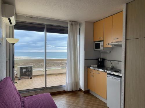 - une cuisine avec vue sur la plage dans l'établissement Studio Héliopolis AB 310 - 3 personnes, au Cap d'Agde