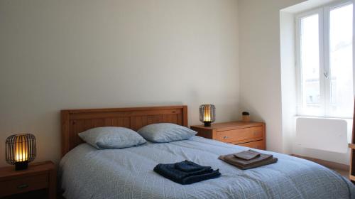 - une chambre dotée d'un lit avec 2 lampes et des serviettes dans l'établissement Appart étape le Voultain, à La Voulte-sur-Rhône