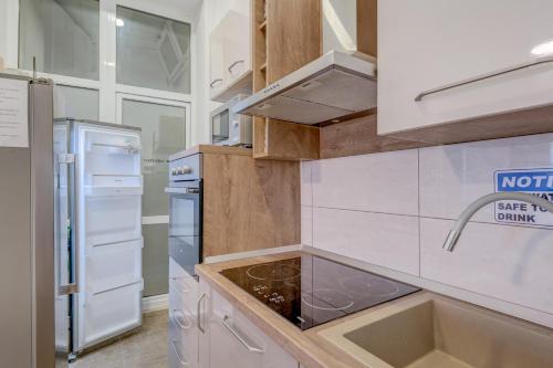 Una cocina o zona de cocina en Hostel Colors Of Adriatic - Youth Only