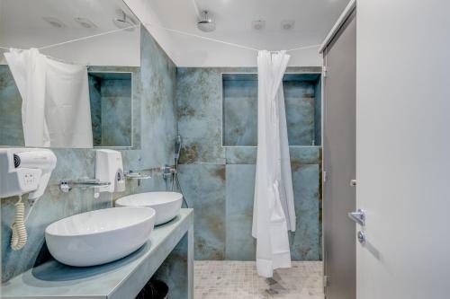 Un baño con dos lavabos y una ducha. en Hostel Colors Of Adriatic - Youth Only, en Split