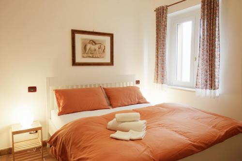 ValfabbricaにあるCasa Clorofilla - Umbria, Private Gardenの白いタオルが2枚敷かれたベッド