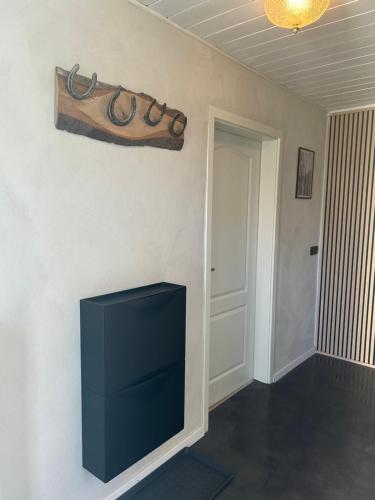 a living room with a tv and a door at Bonnys Ferienwohnung in Nohfelden