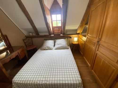 two beds in a small room with a window at La Bergerie d'Olivier in Saint-Cirq-Lapopie