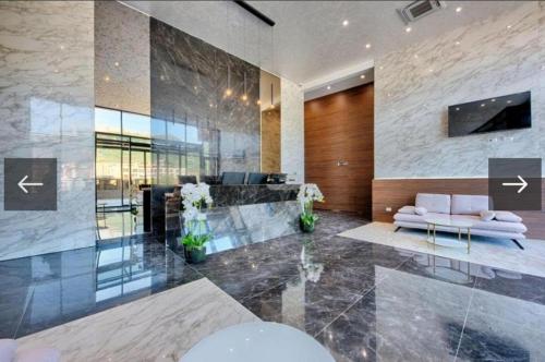 Телевизор и/или развлекательный центр в Blue View Luxury Apt in Soho City
