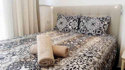 Un dormitorio con una cama con una toalla. en Luxury Studio, en Marbella