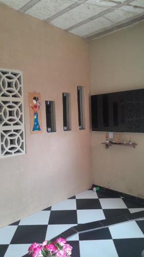 Cette chambre est dotée d'un sol en damier noir et blanc. dans l'établissement Casa em vila, à Ananindeua