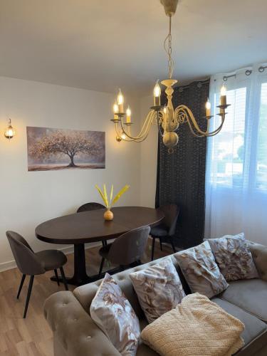 un salon avec un canapé et une table dans l'établissement Beautiful and modern apartment close to Paris, à Villeneuve-la-Garenne