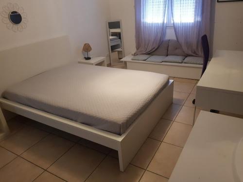 une chambre avec un lit et une fenêtre dans l'établissement Villa moderne avec toutes les commodités, proche de la mer, à Bernis