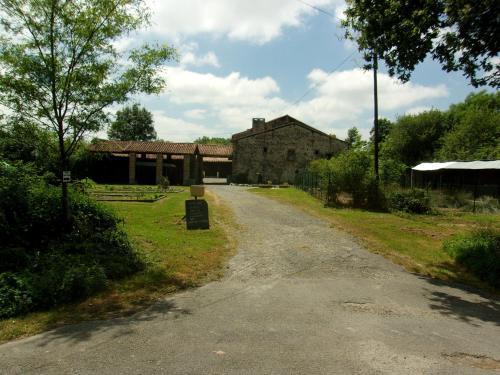une route vide devant un bâtiment en pierre dans l'établissement Fortified Farm, à La Forêt-sur-Sèvre