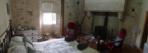 une chambre avec un lit, une commode et une fenêtre dans l'établissement Fortified Farm, à La Forêt-sur-Sèvre