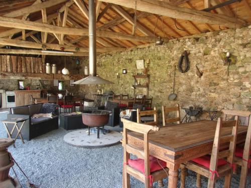 un salon avec une table et des chaises en bois dans l'établissement Fortified Farm, à La Forêt-sur-Sèvre