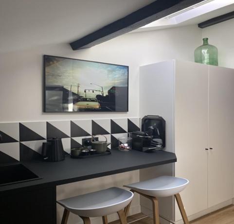 Телевизор и/или развлекательный центр в Confort et raffinement au cœur du 6ème