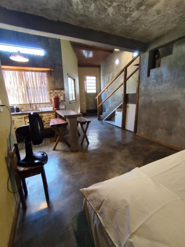 una camera con letto, tavolo e scala di Flor do Cajueiro a Lençóis