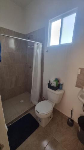 a bathroom with a toilet and a shower and a sink at Apartmento nuevo con alberca, Cancun in Cancún